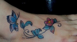 tatuagem feminina flor e borboleta 300x163 tatuagem feminina flor e borboleta