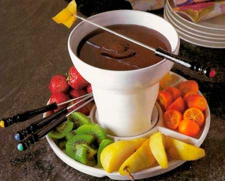 FONDUE DE FRUTA COM CHOCOLATE FONDUE DE FRUTA COM CHOCOLATE